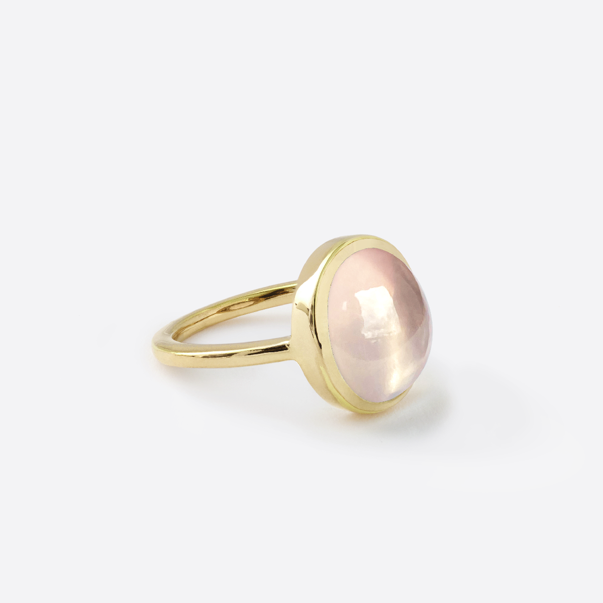 Bague fantaisie pour femme en argent plaque or jaune 18k monte d'un grand oval en quartz rose