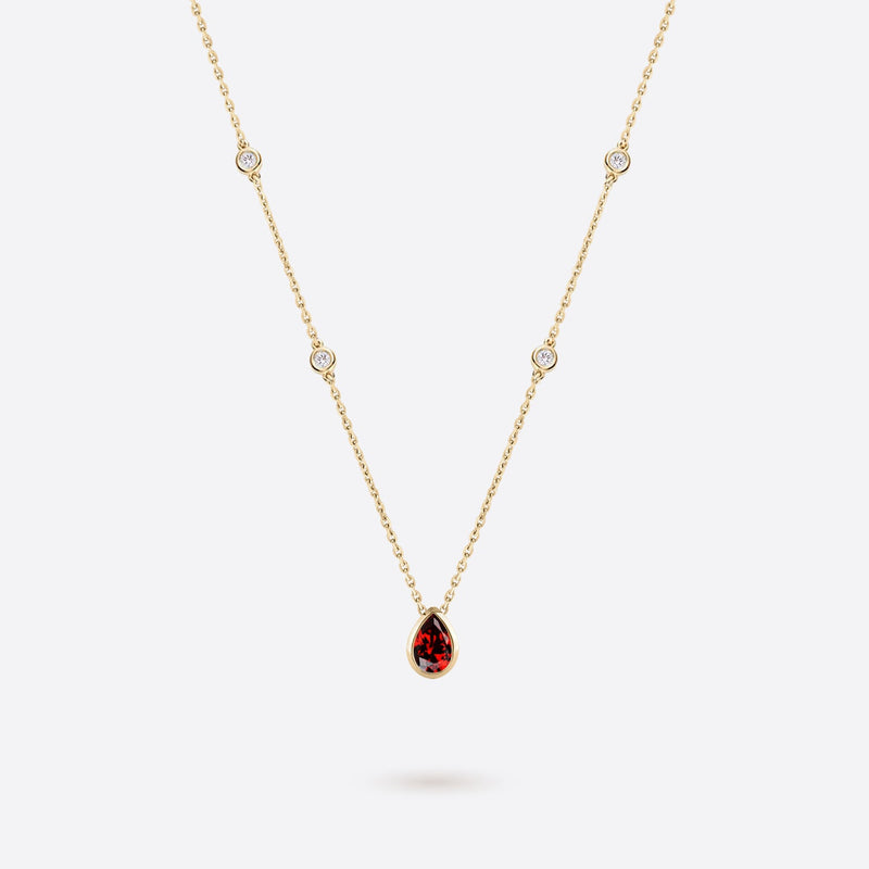 collier en or jaune 18k accompagne de diamants et grenat rouge en forme de poire