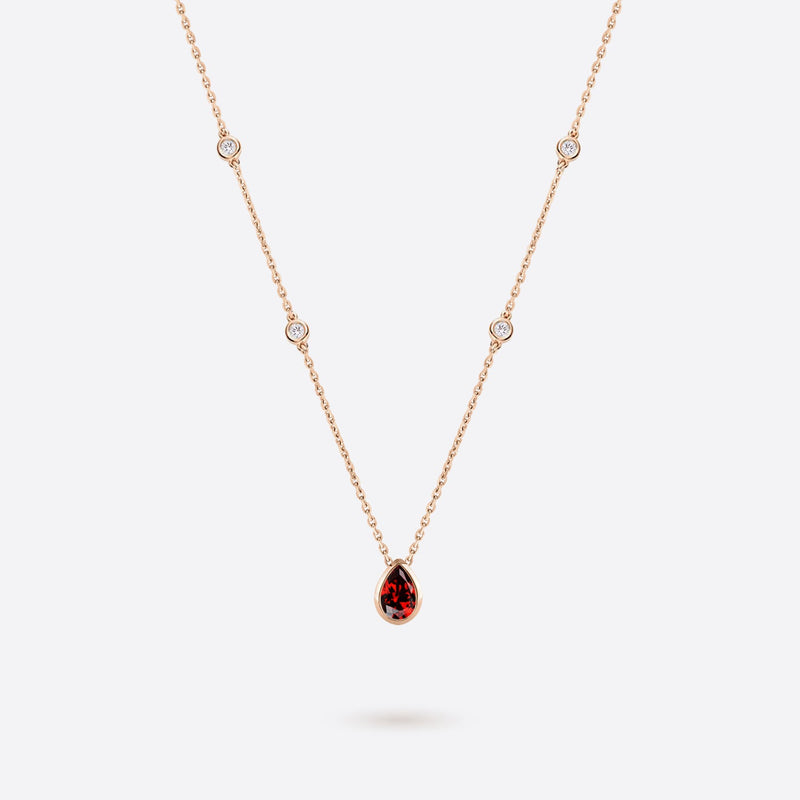 collier en or rose 18k accompagne de diamants et grenat rouge en forme de poire