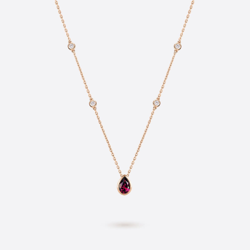 collier en or rose 18k accompagne de diamants et rhodolite bordeaux en forme de poire