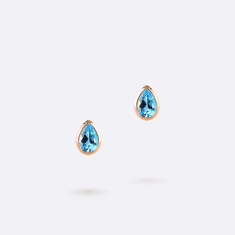 boucles d oreilles studs en or rose 18k serties de pierres topaze bleue