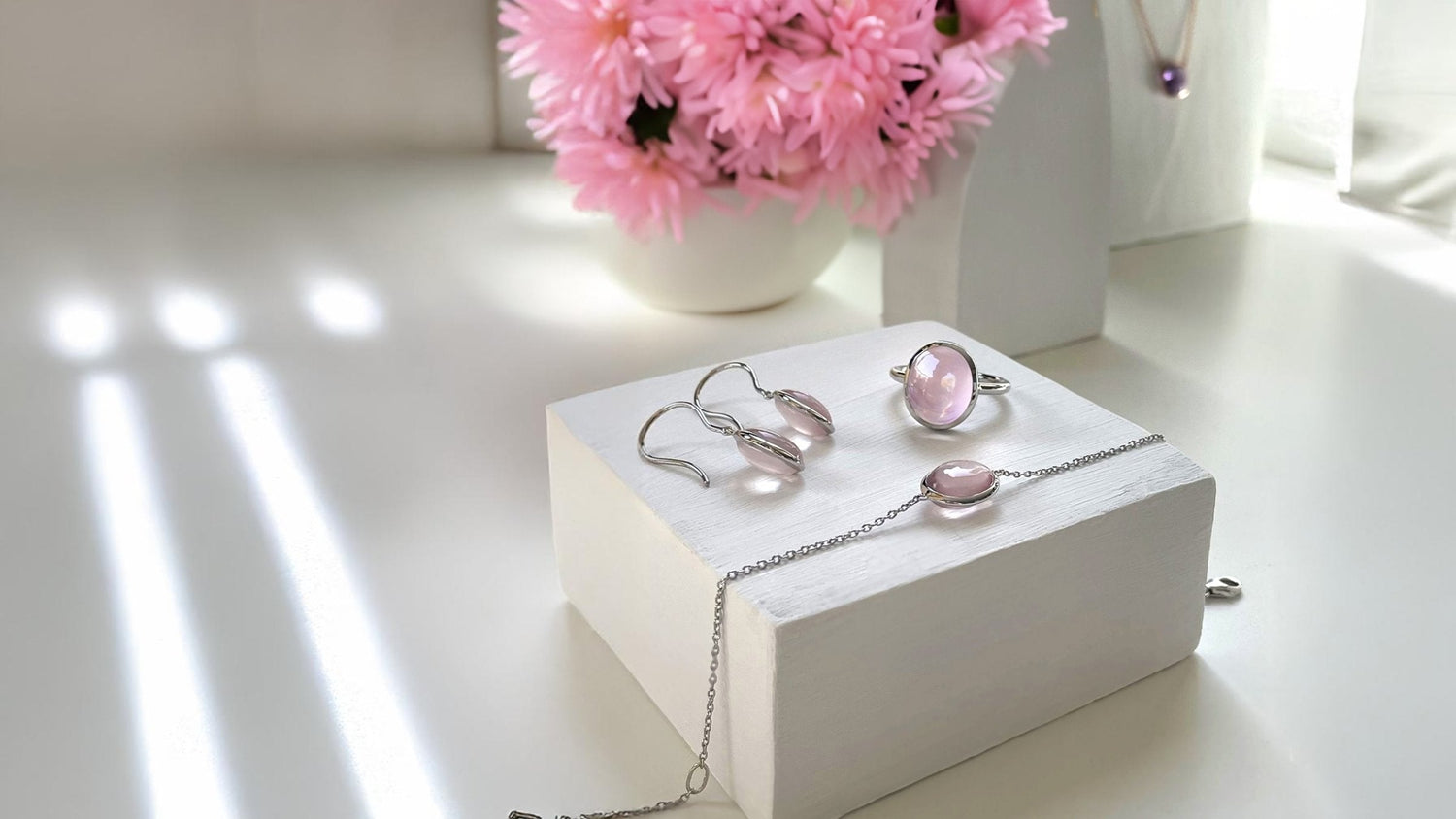 Bijoux en amethyste et argent sur fond blanc