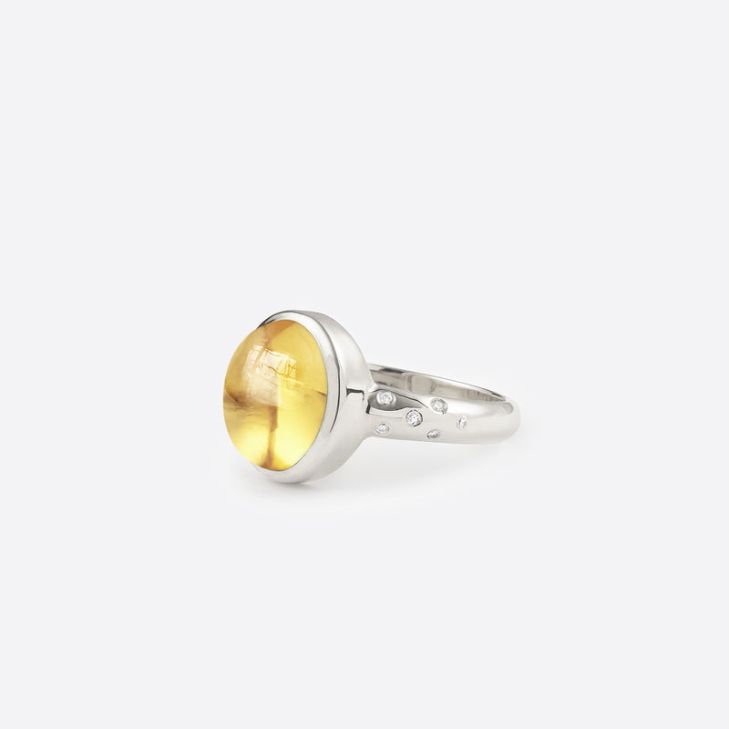 Bague tendance pour femme en argent 925 sertie d une pierre fine citrine jaune et de douze diamants precieux