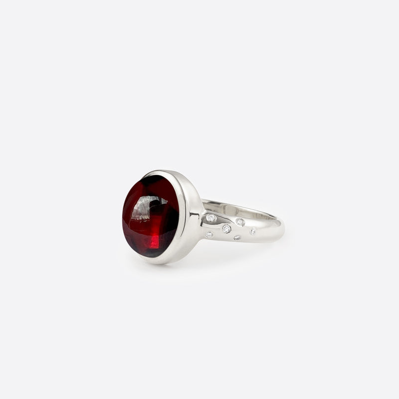 Bague tendance pour femme en argent 925 sertie d une pierre fine grenat rouge et de douze diamants precieux