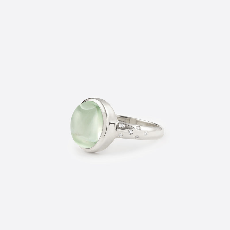 Bague tendance pour femme en argent rhodie sertie d une pierre fine prasiolite verte et de douze diamants precieux