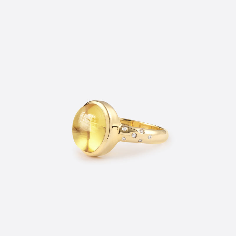 Bague tendance pour femme en argent plaque or jaune 18k sertie d une pierre fine citrine jaune et de douze diamants precieux