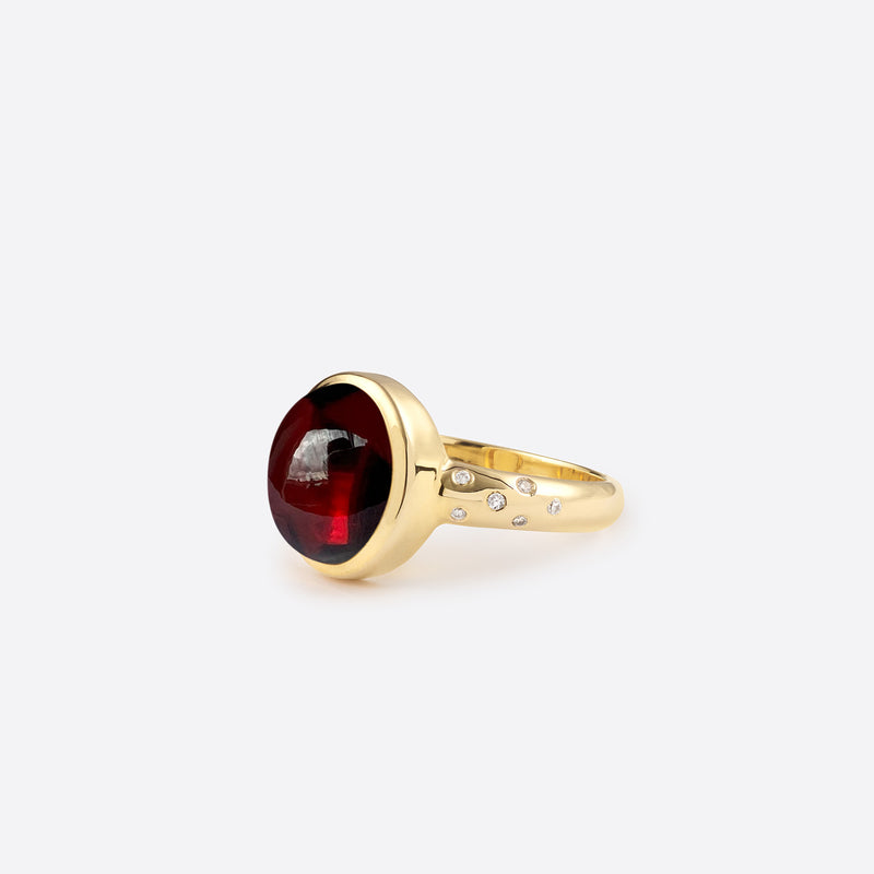 Bague tendance pour femme en argent plaque or jaune 18k sertie d une pierre fine grenat rouge et de douze diamants precieux