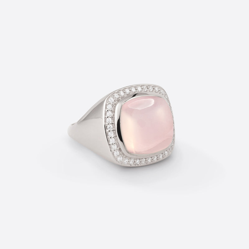 Bague chevalière en argent rhodié avec diamants et pierre fine quartz rose sous forme coussin