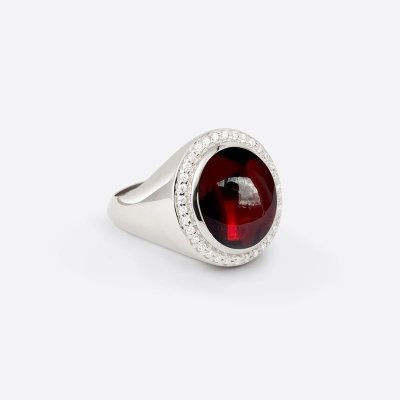 Bague chevalière pour femme en argent rhodié avec diamants et pierre fine grenat sous forme ovale