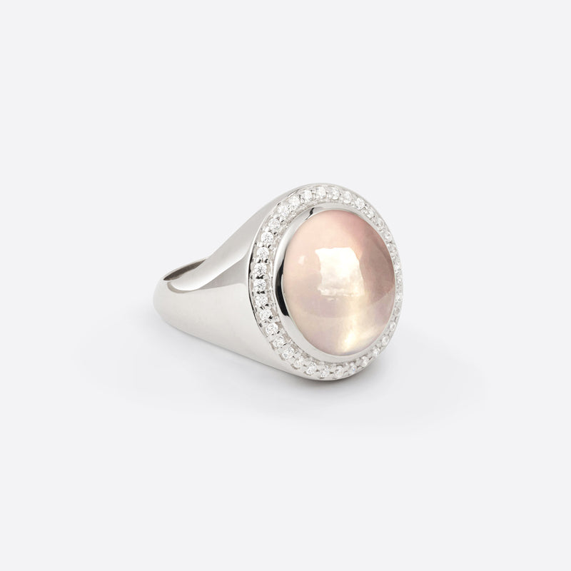 Bague chevalière pour femme en or blanc 18k avec diamants et pierre fine quartz rose sous forme ovale