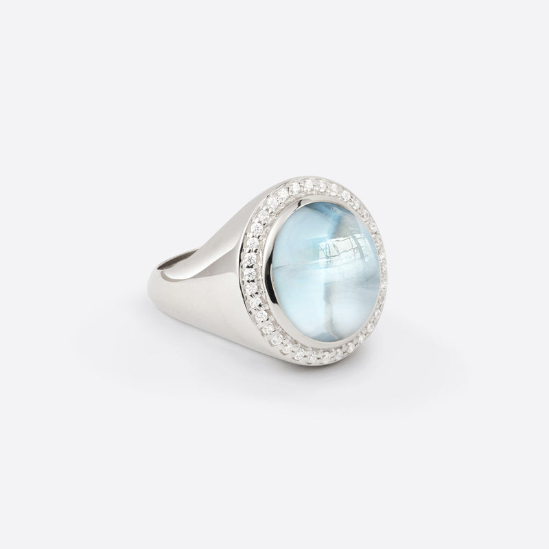 Bague chevalière pour femme en argent rhodié avec diamants et pierre fine topaze bleue sous forme ovale