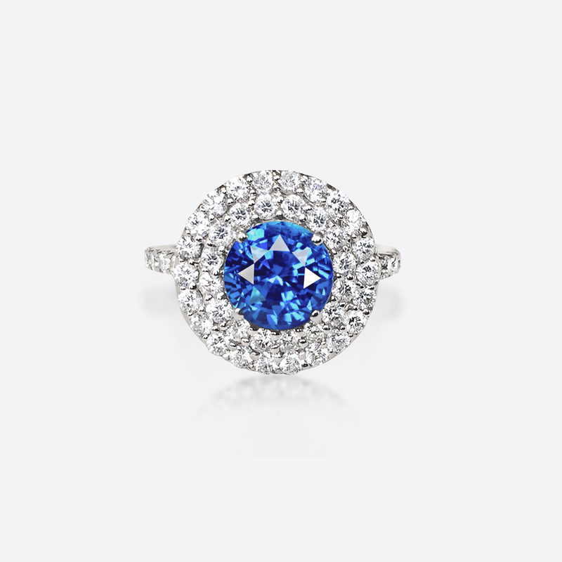 Bague de fiancaille femme or blanc, diamants et saphir bleu.