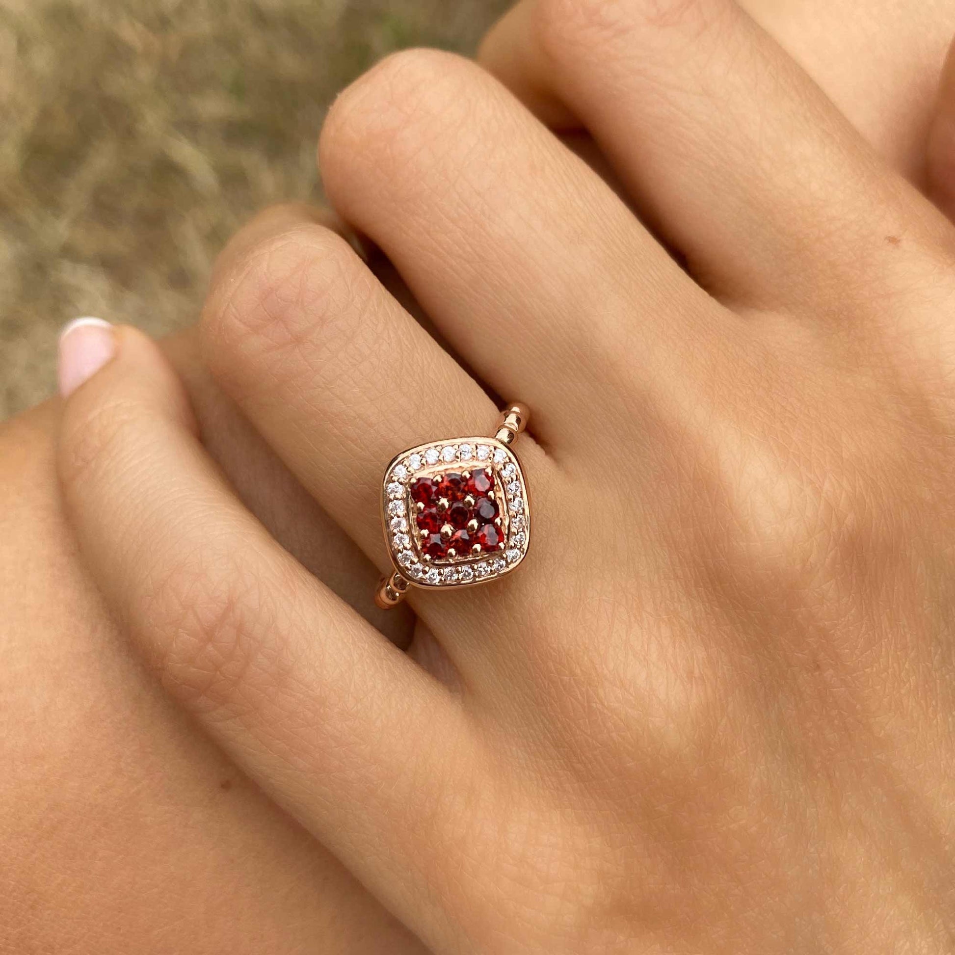 bague femme damier en argent plaque rose monte de pierre fine grenat rouge
