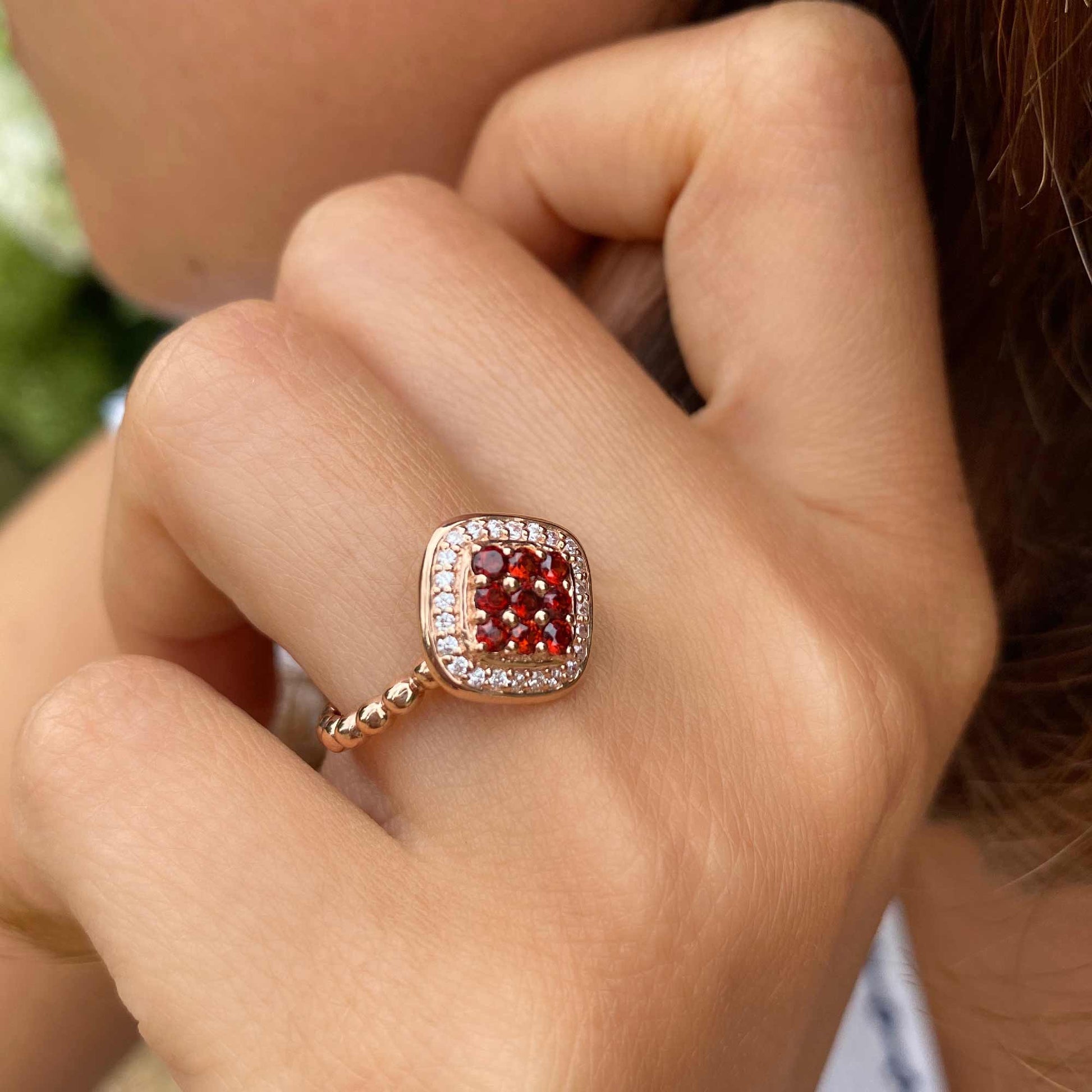bague damier pour femme en argent plaque rose sertie de pierre fine grenat rouge