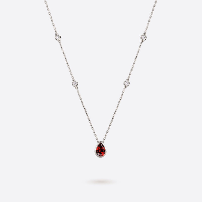 collier en or blanc 18k accompagne de diamants et grenat rouge en forme de poire