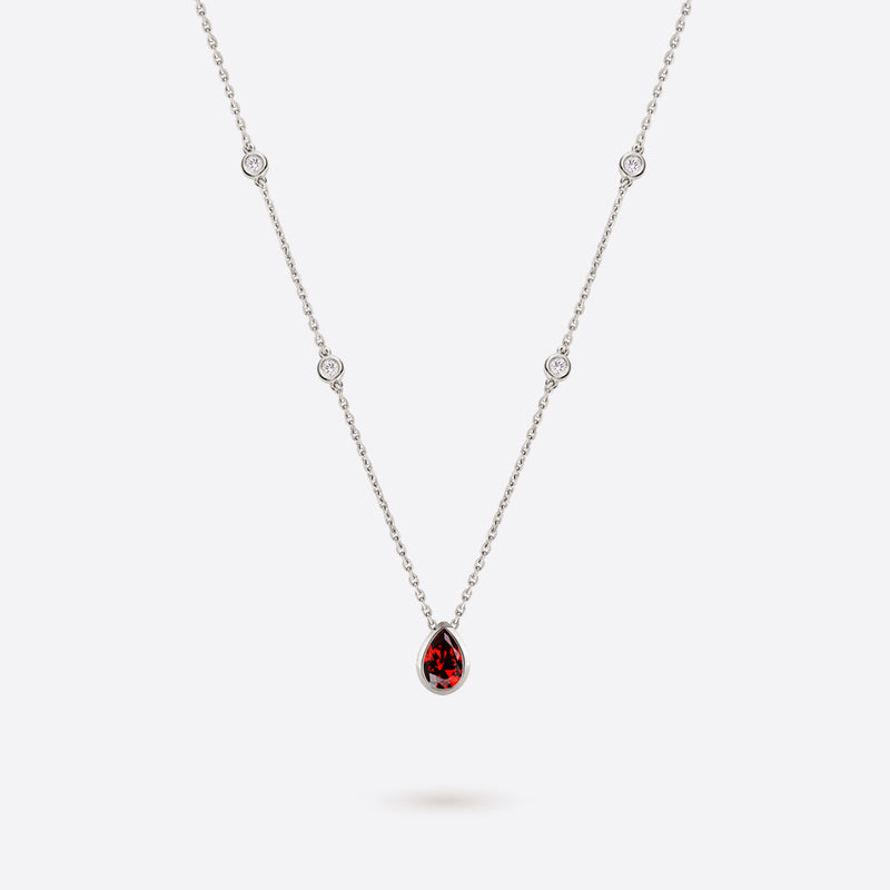 collier en argent rhodie accompagne de diamants et grenat rouge en forme de poire