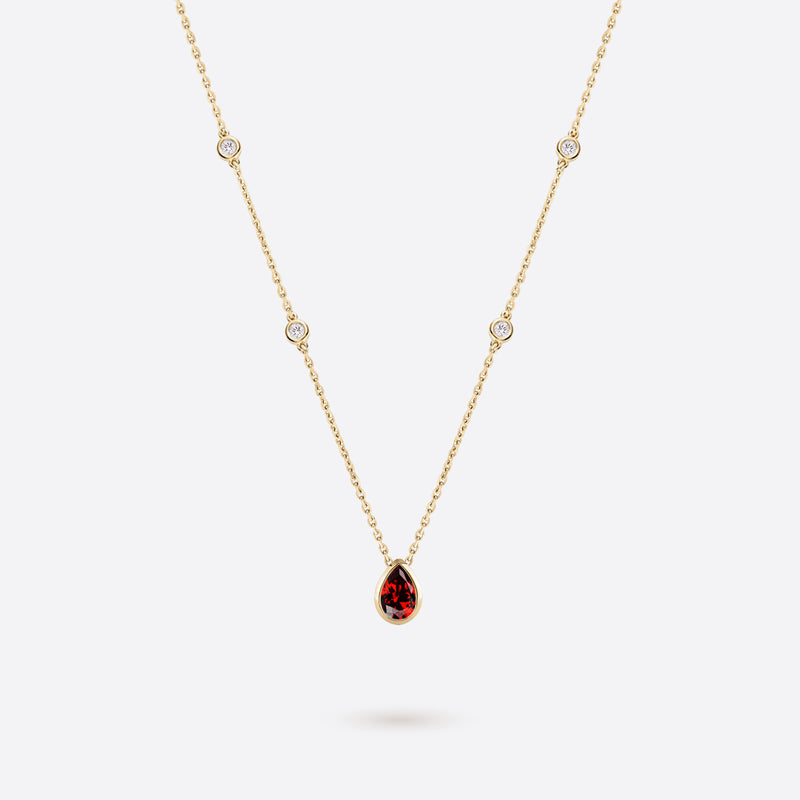 collier en argent plaque or jaune accompagne de diamants et grenat rouge en forme de poire