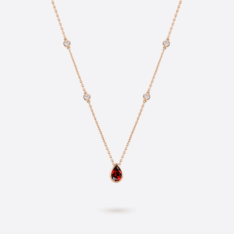 collier en argent plaque or rose accompagne de diamants et grenat rouge en forme de poire