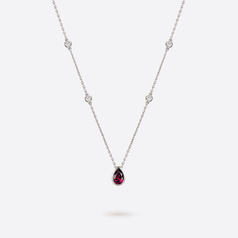 collier en argent rhodie accompagne de diamants et rhodolite bordeaux en forme de poire