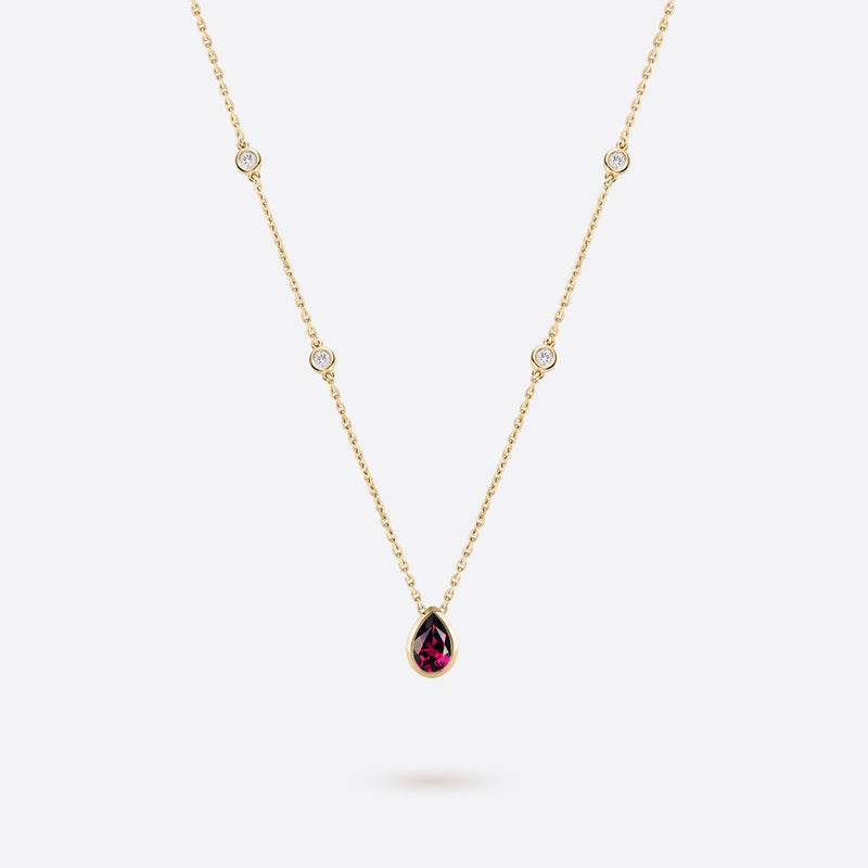 collier en or jaune 18k accompagne de diamants et rhodolite bordeaux en forme de poire