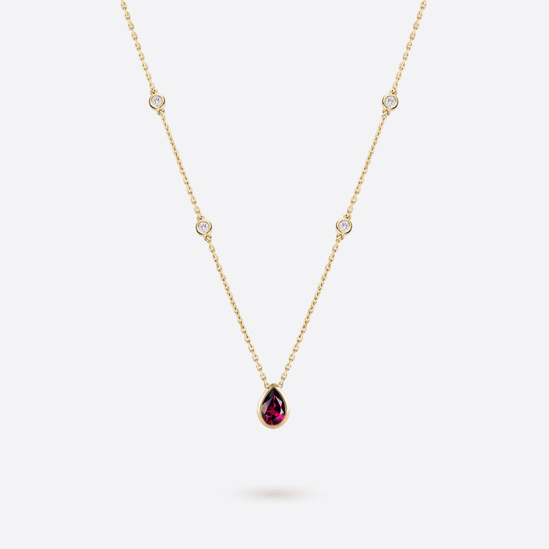collier en argent plaque or jaune accompagne de diamants et rhodolite bordeaux en forme de poire