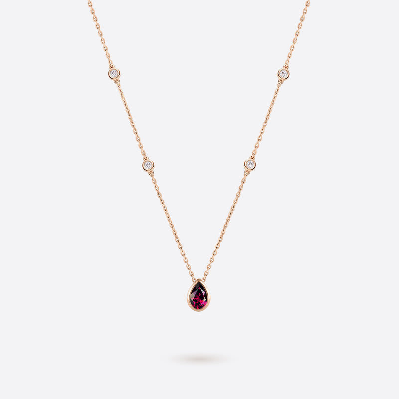 collier en argent plaque or rose accompagne de diamants et rhodolite bordeaux en forme de poire