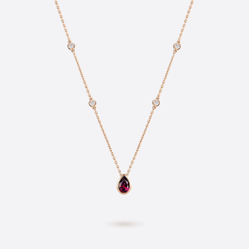 collier en argent plaque or rose accompagne de diamants et rhodolite bordeaux en forme de poire