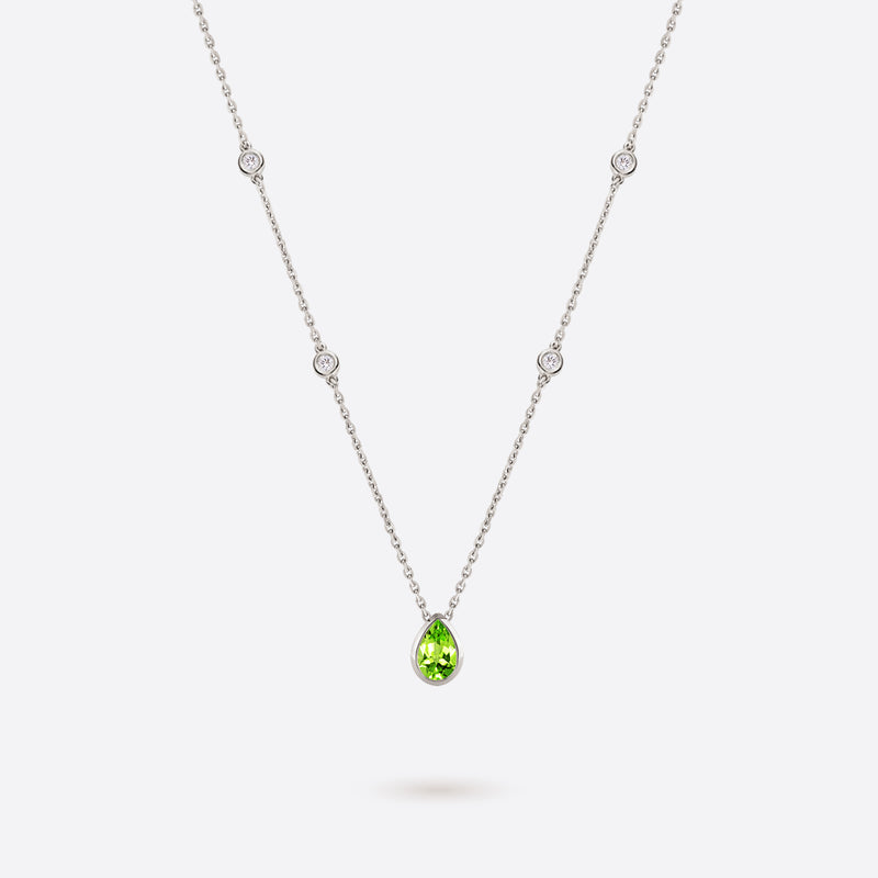 collier en or blanc 18k accompagne de diamants et peridot vert en forme de poire
