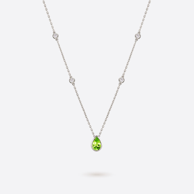 collier en argent rhodie accompagne de diamants et peridot vert en forme de poire