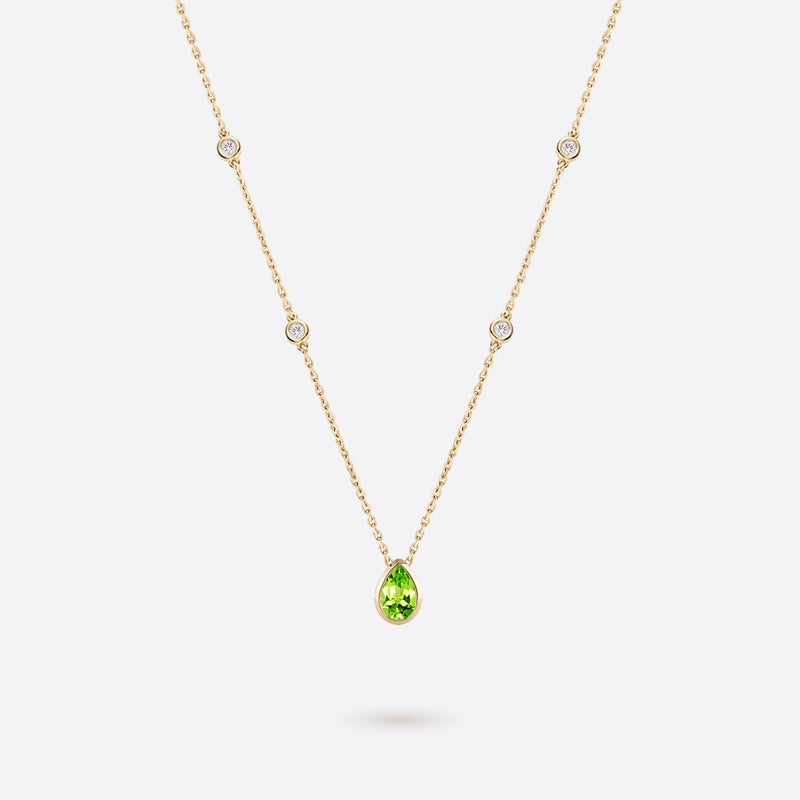 collier en or jaune 18k accompagne de diamants et peridot vert en forme de poire