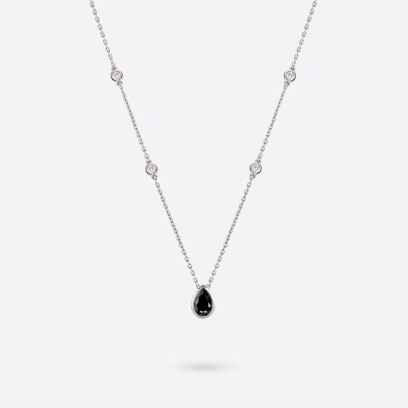 collier en argent rhodie accompagne de diamants et spinelle noir en forme de poire