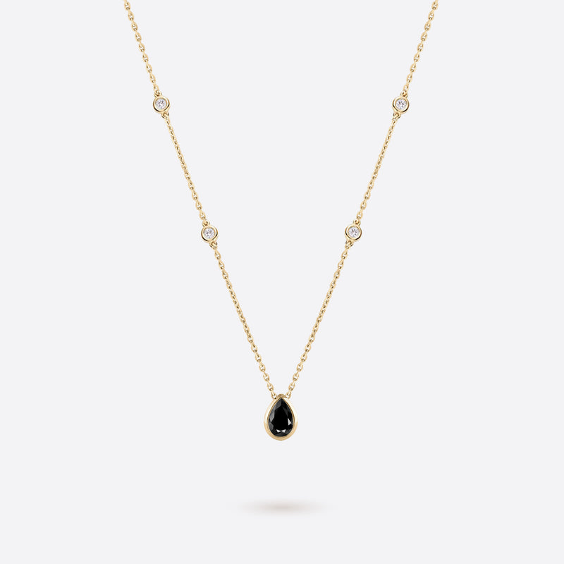 collier en argent plaque or jaune accompagne de diamants et spinelle noir en forme de poire