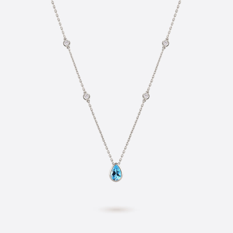 collier en argent rhodie accompagne de diamants et topaze bleue en forme de poire