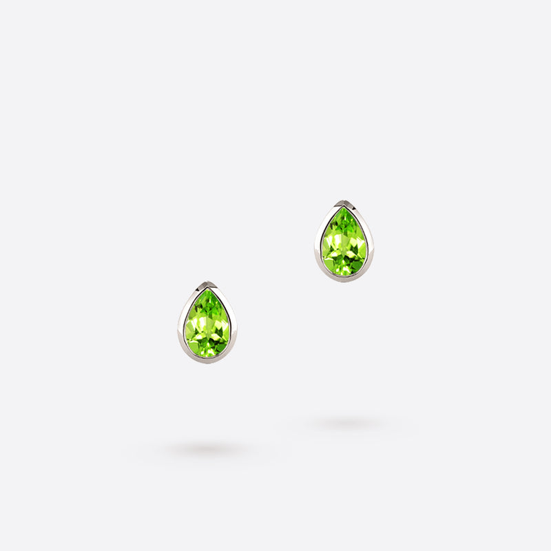 boucles d oreilles studs en or blanc 18k serties de pierres peridot vertes