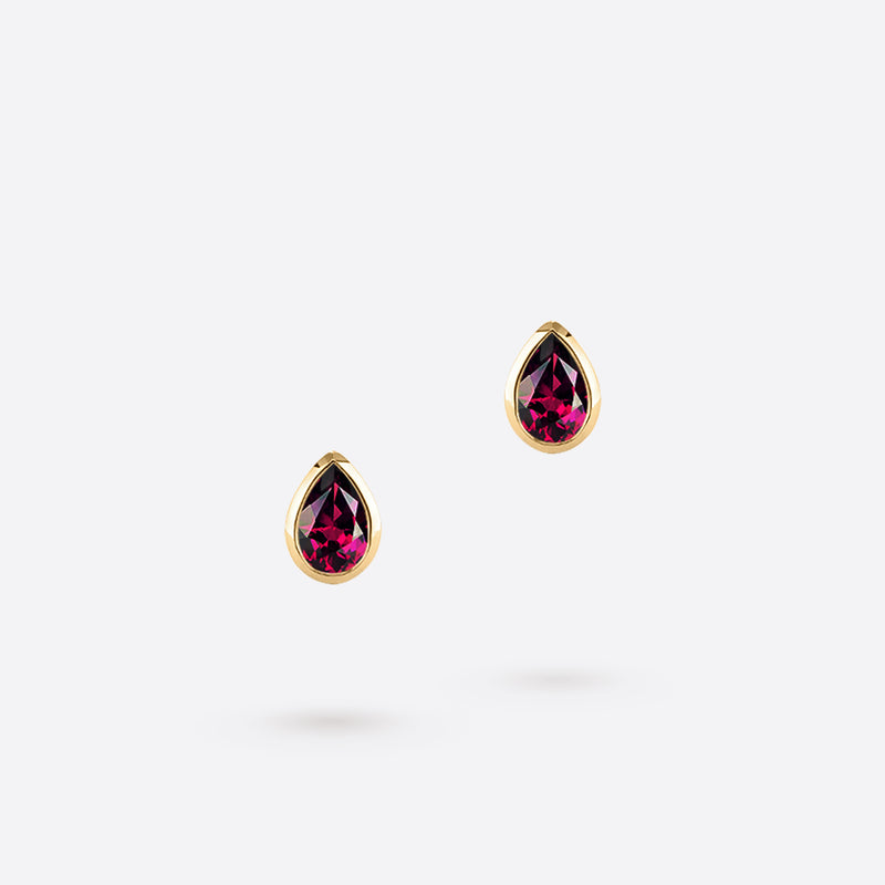 boucles d oreilles studs en or jaune 18k serties de pierres rhodolite bordeaux