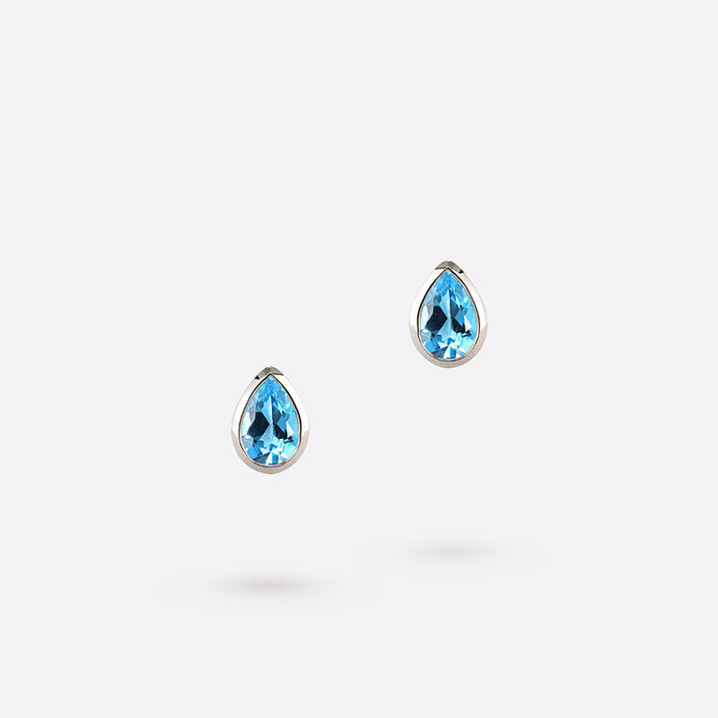 boucles d oreilles studs en or blanc 18k serties de pierres topaze bleue