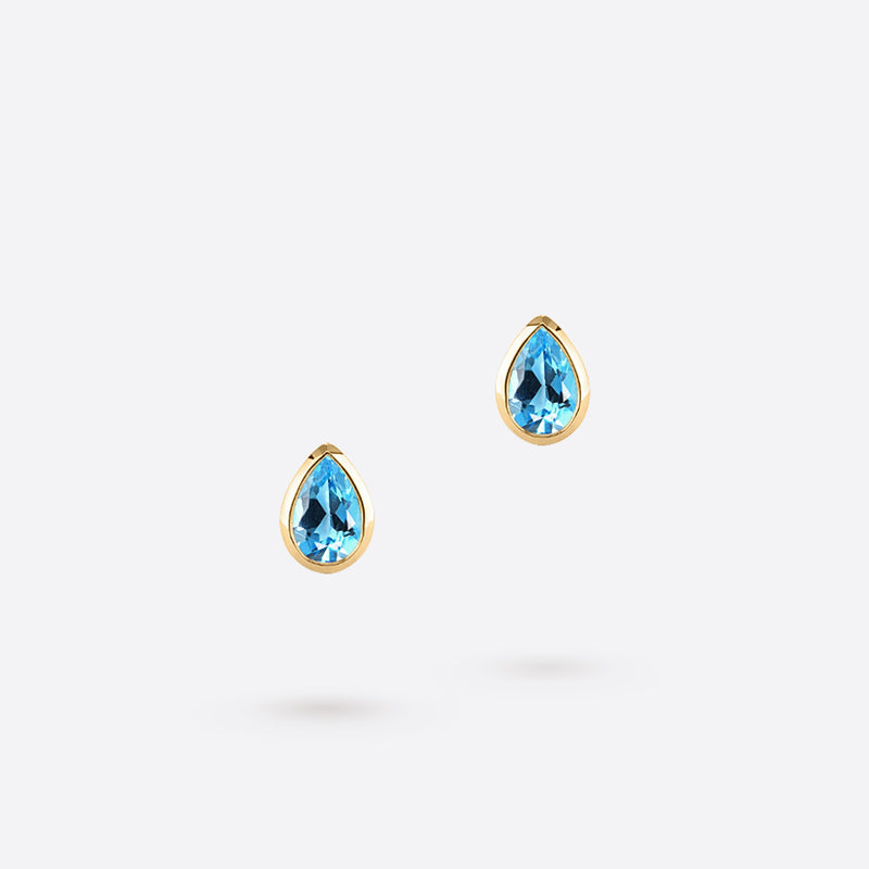 boucles d oreilles studs en argent plaque or jaune serties de pierres topaze bleue